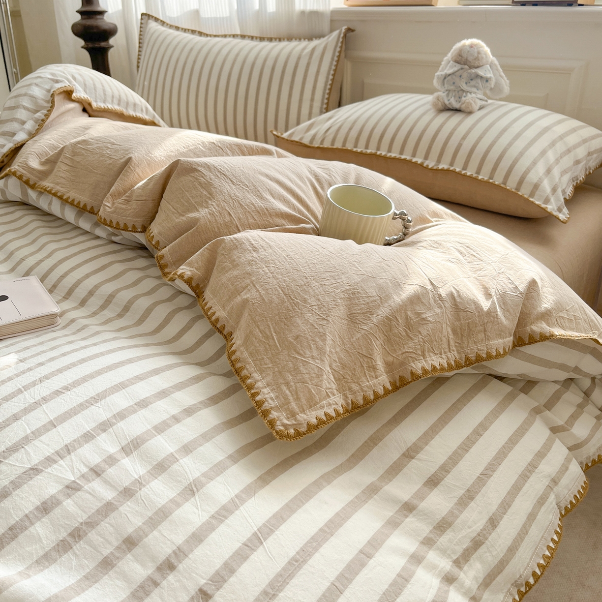 91家纺网 家纺一手货源 找家纺 如一 2026春夏新款色织全棉纯棉加密水洗棉条纹三角针四件套 野原咖