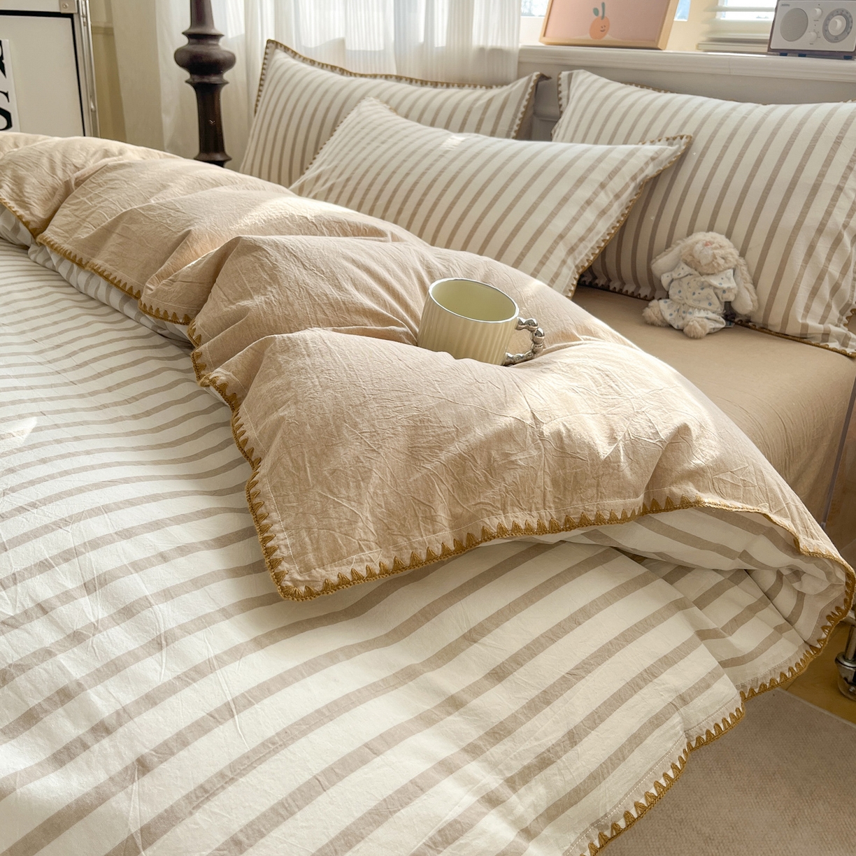 91家纺网 家纺一手货源 找家纺 如一 2026春夏新款色织全棉纯棉加密水洗棉条纹三角针四件套 野原咖