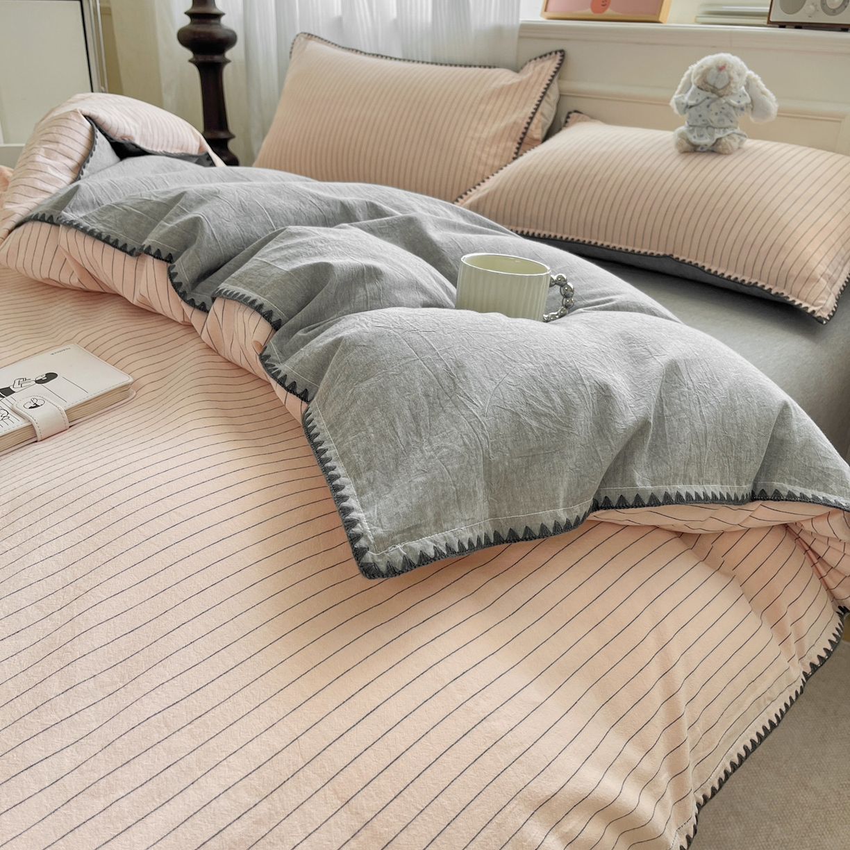 91家纺网 家纺一手货源 找家纺 如一 2026春夏新款色织全棉纯棉加密水洗棉条纹三角针四件套 暮烟粉