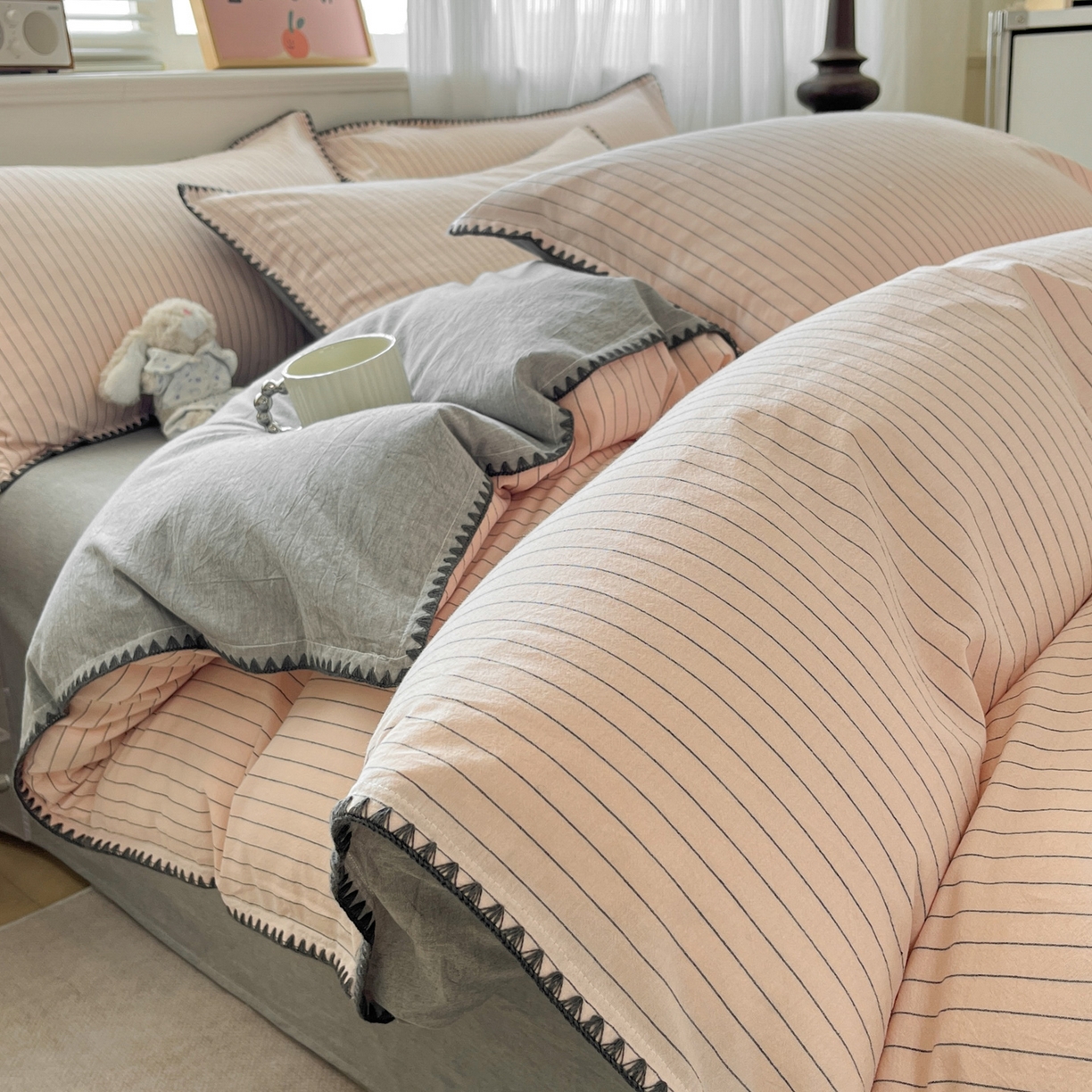 91家纺网 家纺一手货源 找家纺 如一 2026春夏新款色织全棉纯棉加密水洗棉条纹三角针四件套 暮烟粉