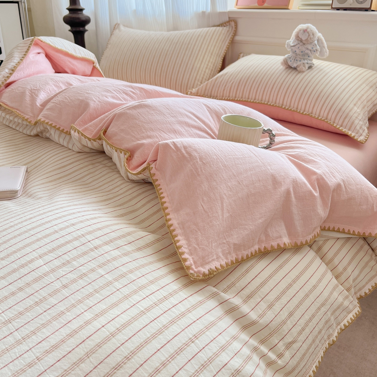 91家纺网 家纺一手货源 找家纺 如一 2026春夏新款色织全棉纯棉加密水洗棉条纹三角针四件套 晨曦粉