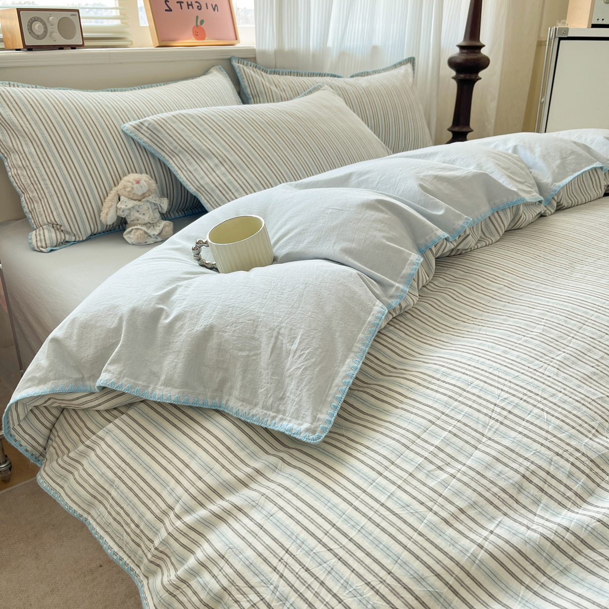 91家纺网 家纺一手货源 找家纺 如一 2026春夏新款色织全棉纯棉加密水洗棉条纹三角针四件套 乐谱蓝