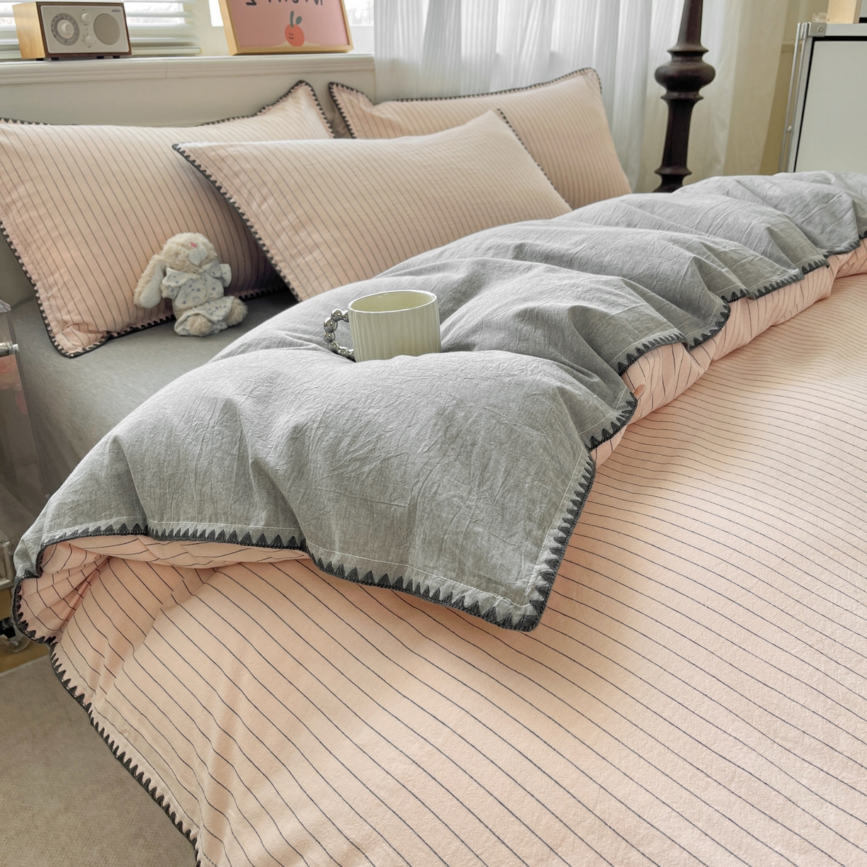 91家纺网 家纺一手货源 找家纺 如一 2026春夏新款色织全棉纯棉加密水洗棉条纹三角针四件套 暮烟粉