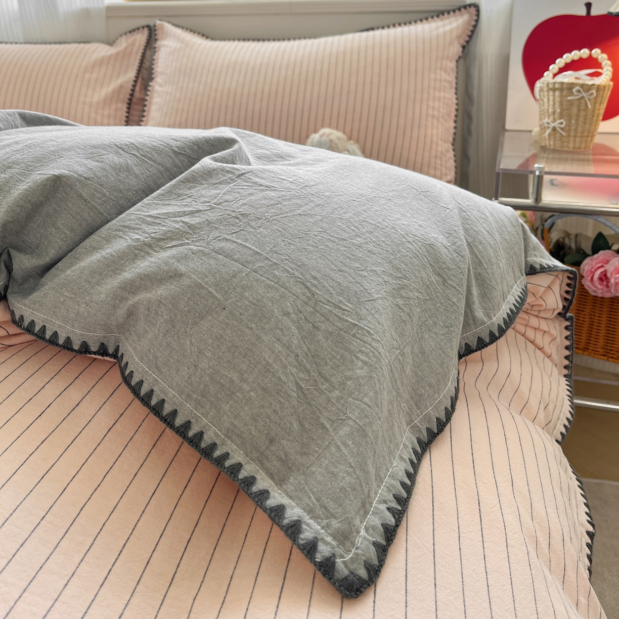 91家纺网 家纺一手货源 找家纺 如一 2026春夏新款色织全棉纯棉加密水洗棉条纹三角针四件套 暮烟粉