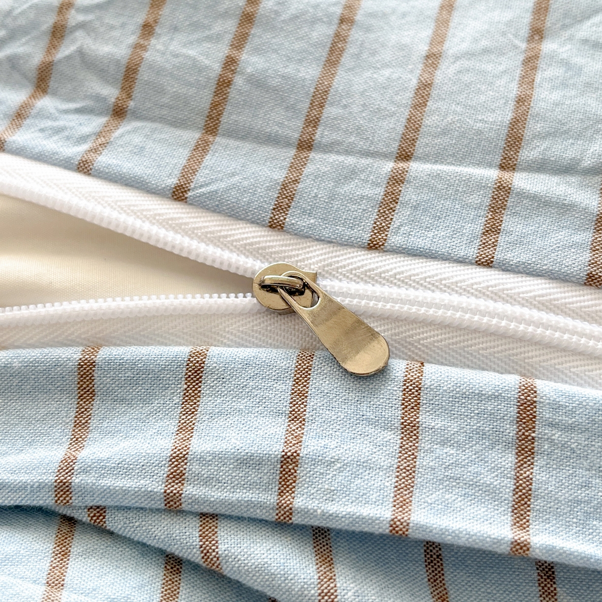 91家纺网 家纺一手货源 找家纺 如一 2026春夏新款色织全棉纯棉加密水洗棉条纹三角针四件套 晴空蓝