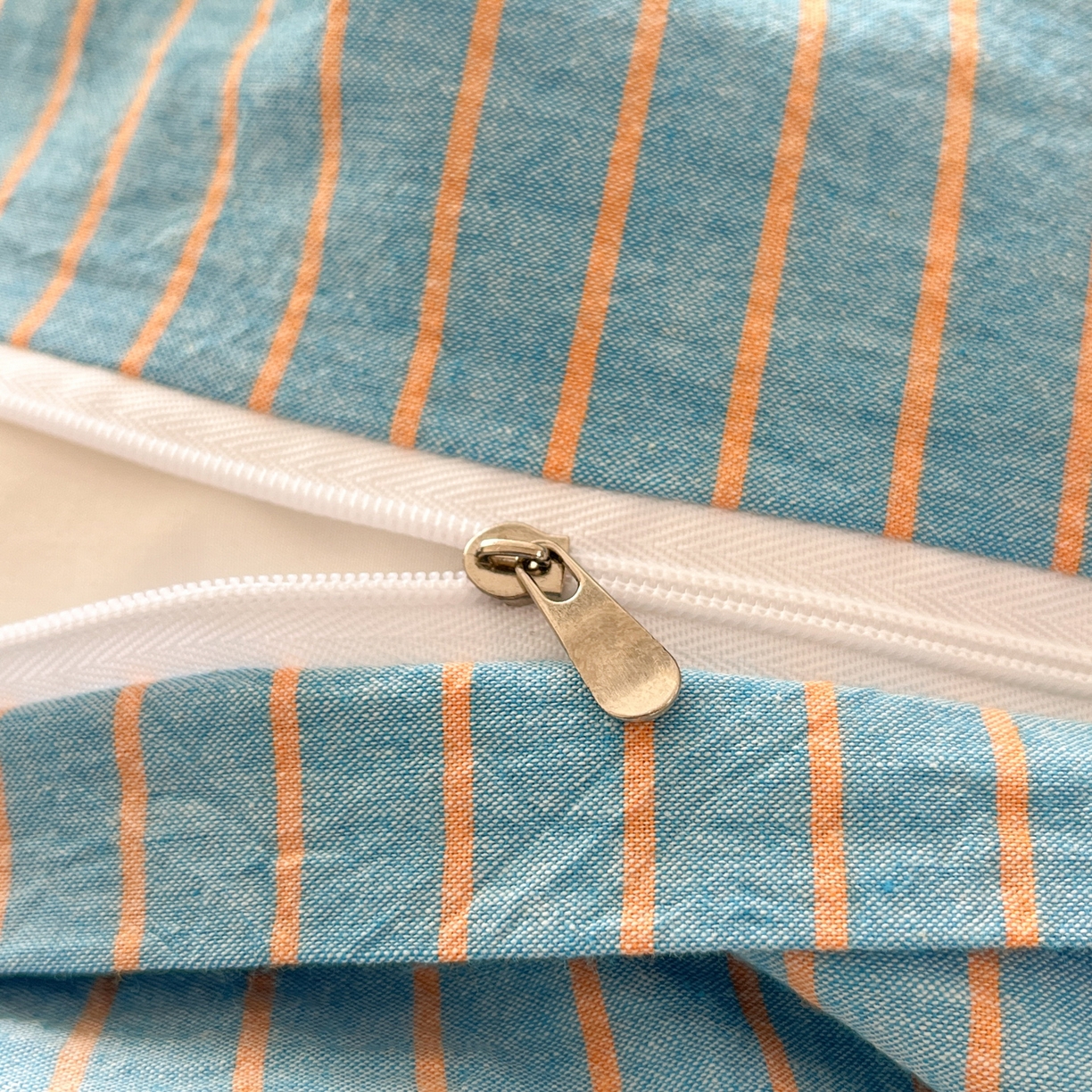 91家纺网 家纺一手货源 找家纺 如一 2026春夏新款色织全棉纯棉加密水洗棉条纹三角针四件套 晴空橙