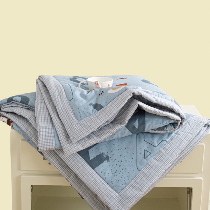 91家纺网 家纺一手货源 找家纺 憨豆家纺 2026新款双面全棉印花夏被可机洗小清新纯棉夏凉被薄被芯空调被子 蒙奇奇-蓝