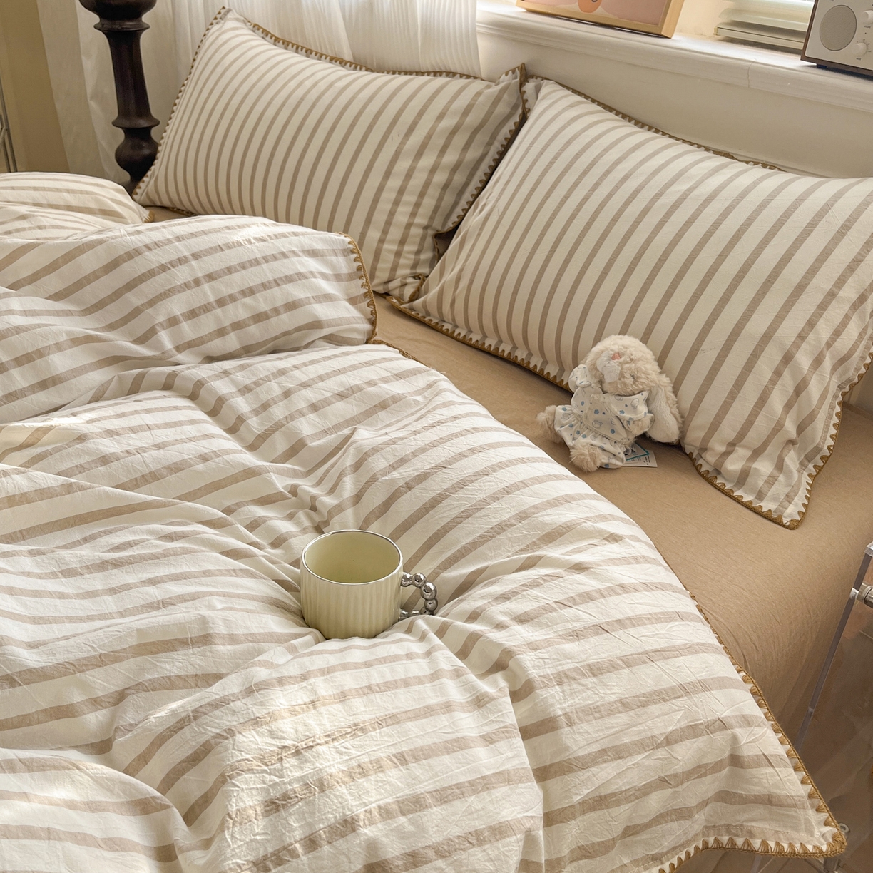 91家纺网 家纺一手货源 找家纺 如一 2026春夏新款色织全棉纯棉加密水洗棉条纹三角针四件套 野原咖