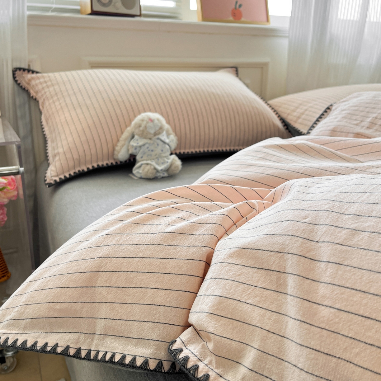 91家纺网 家纺一手货源 找家纺 如一 2026春夏新款色织全棉纯棉加密水洗棉条纹三角针四件套 暮烟粉