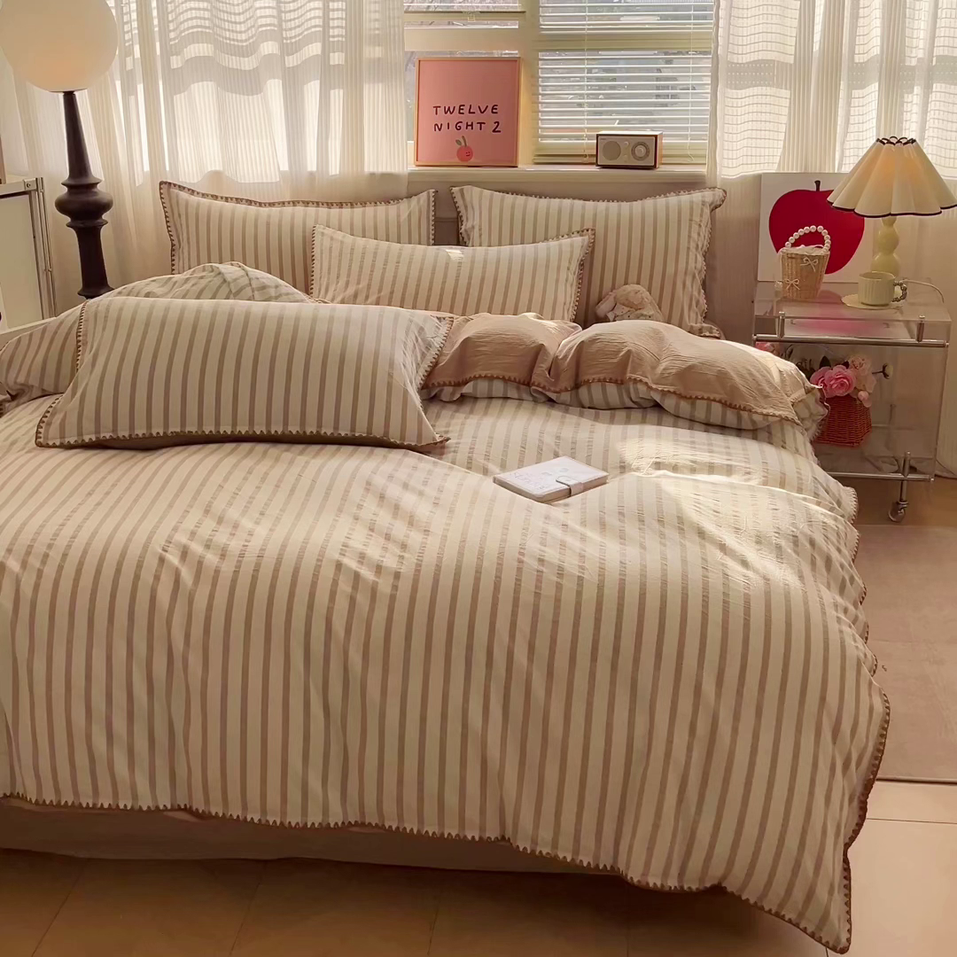 91家纺网 家纺一手货源 找家纺 如一 2026春夏新款色织全棉纯棉加密水洗棉条纹三角针四件套 野原咖