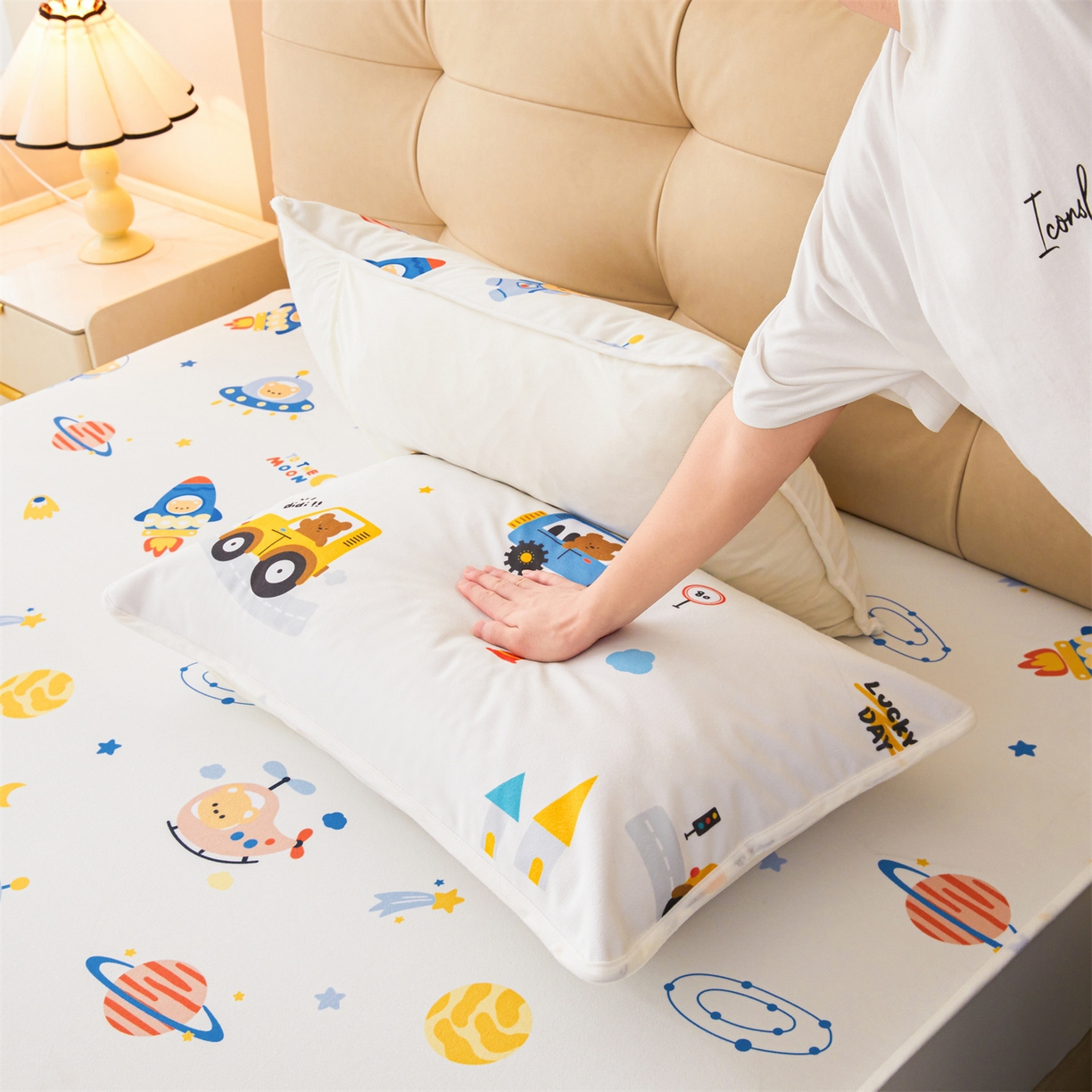 91家纺网 家纺一手货源 找家纺 女子家纺 2026春夏新款TPU防水隔尿床护垫床笠款印花小清新卡通儿童床垫保护套 防水床笠-火箭飞船