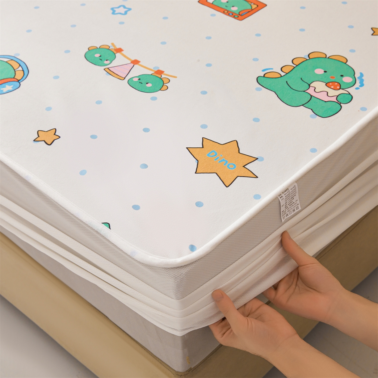 91家纺网 家纺一手货源 找家纺 女子家纺 2026春夏新款TPU防水隔尿床护垫床笠款印花小清新卡通儿童床垫保护套 防水床笠-恐龙运动员