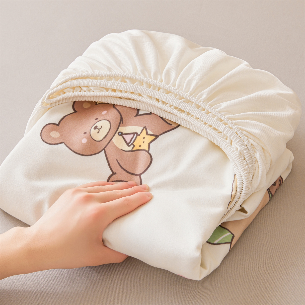 91家纺网 家纺一手货源 找家纺 女子家纺 2026春夏新款TPU防水隔尿床护垫床笠款印花小清新卡通儿童床垫保护套 防水床笠-沙发熊