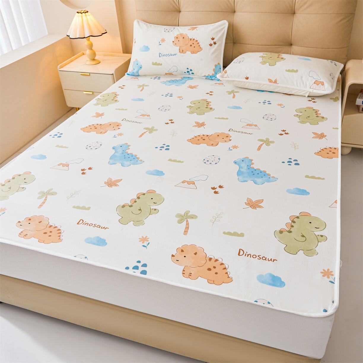91家纺网 家纺一手货源 找家纺 女子家纺 2026春夏新款TPU防水隔尿床护垫床笠款印花小清新卡通儿童床垫保护套 防水床笠-沙滩恐龙