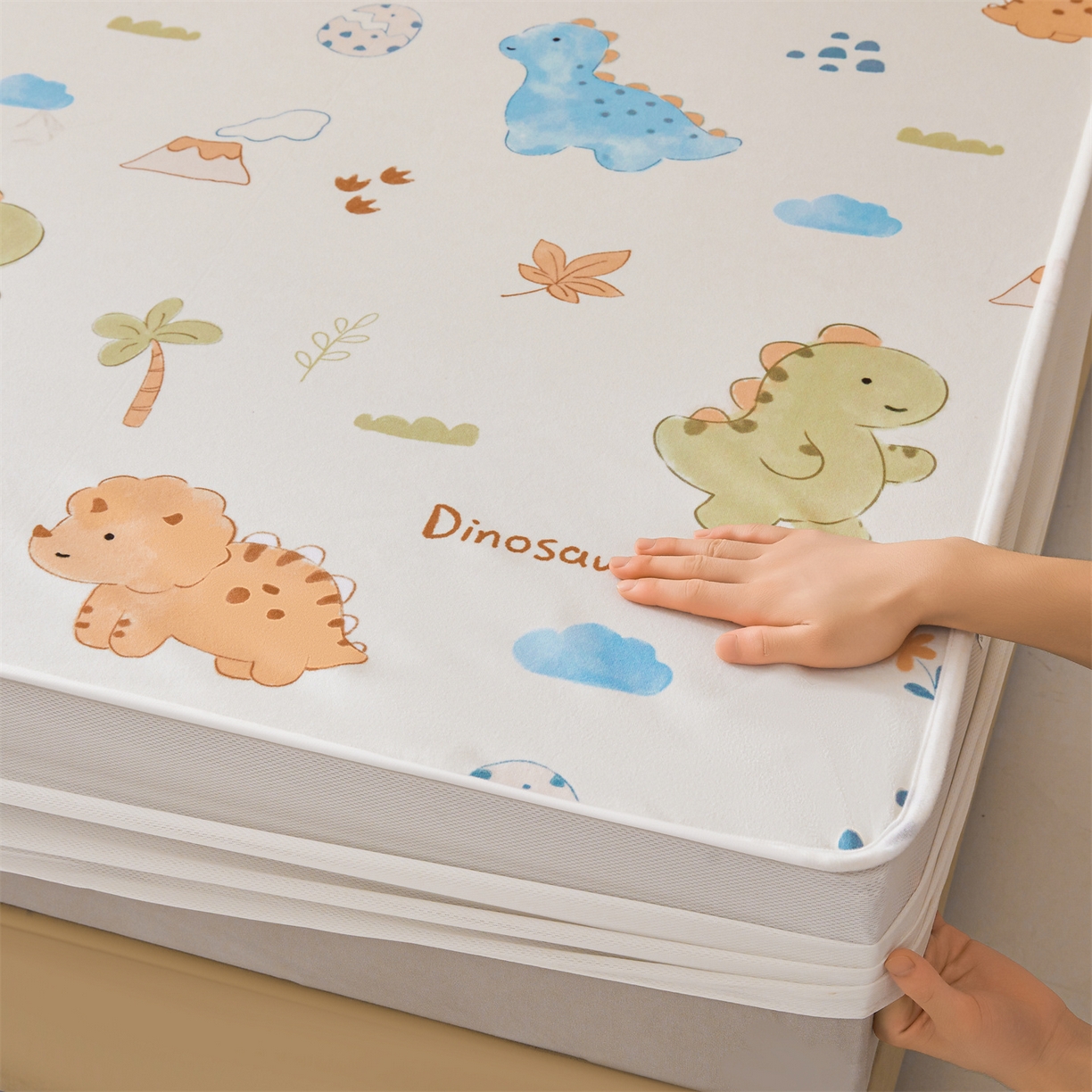 91家纺网 家纺一手货源 找家纺 女子家纺 2026春夏新款TPU防水隔尿床护垫床笠款印花小清新卡通儿童床垫保护套 防水床笠-沙滩恐龙