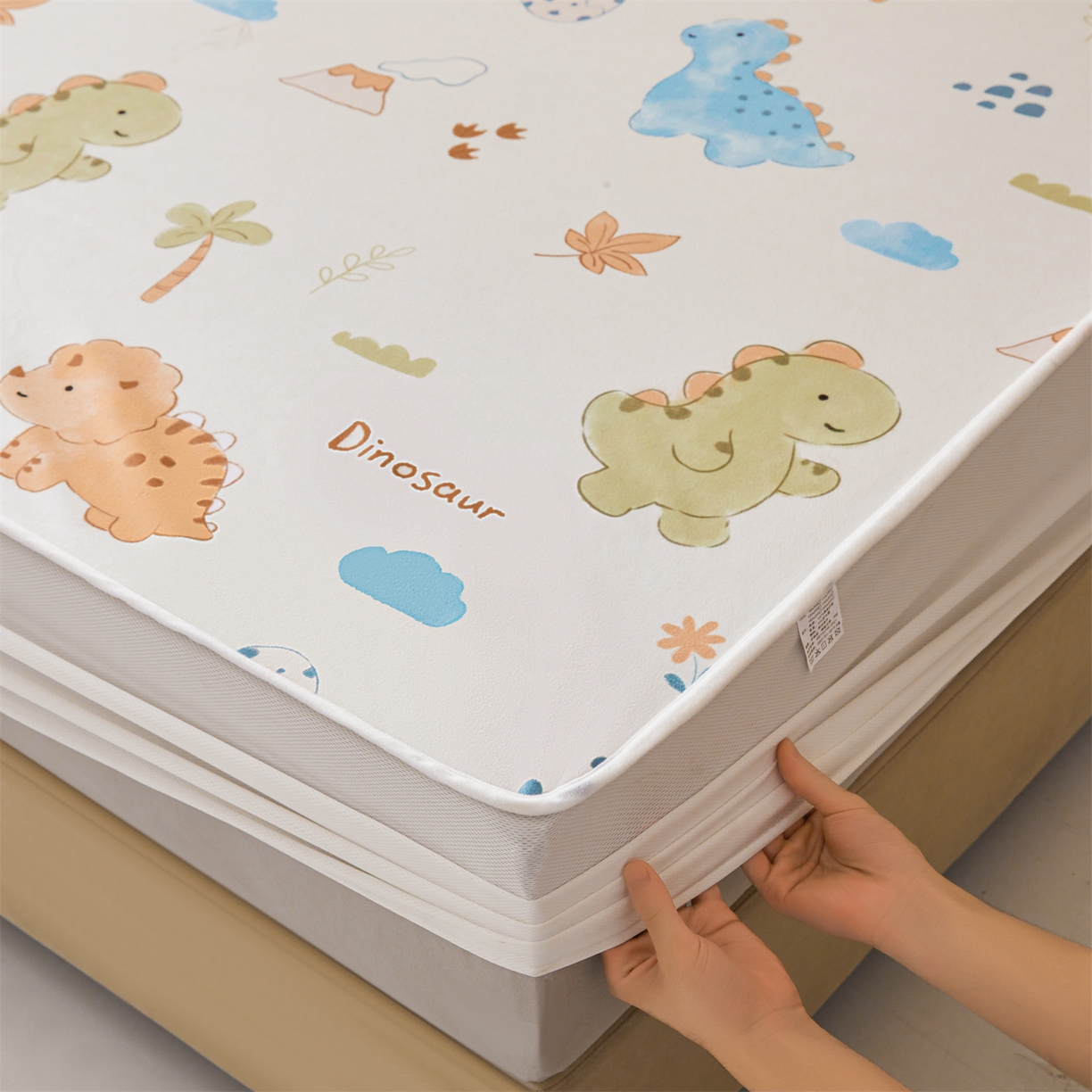 91家纺网 家纺一手货源 找家纺 女子家纺 2026春夏新款TPU防水隔尿床护垫床笠款印花小清新卡通儿童床垫保护套 防水床笠-沙滩恐龙