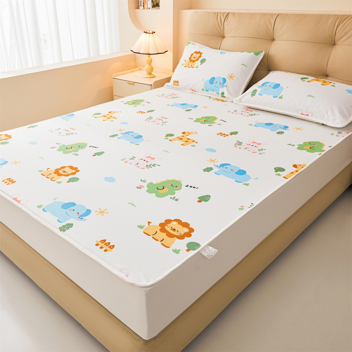 91家纺网 家纺一手货源 找家纺 女子家纺 2026春夏新款TPU防水隔尿床护垫床笠款印花小清新卡通儿童床垫保护套 防水床笠-狮子辛巴