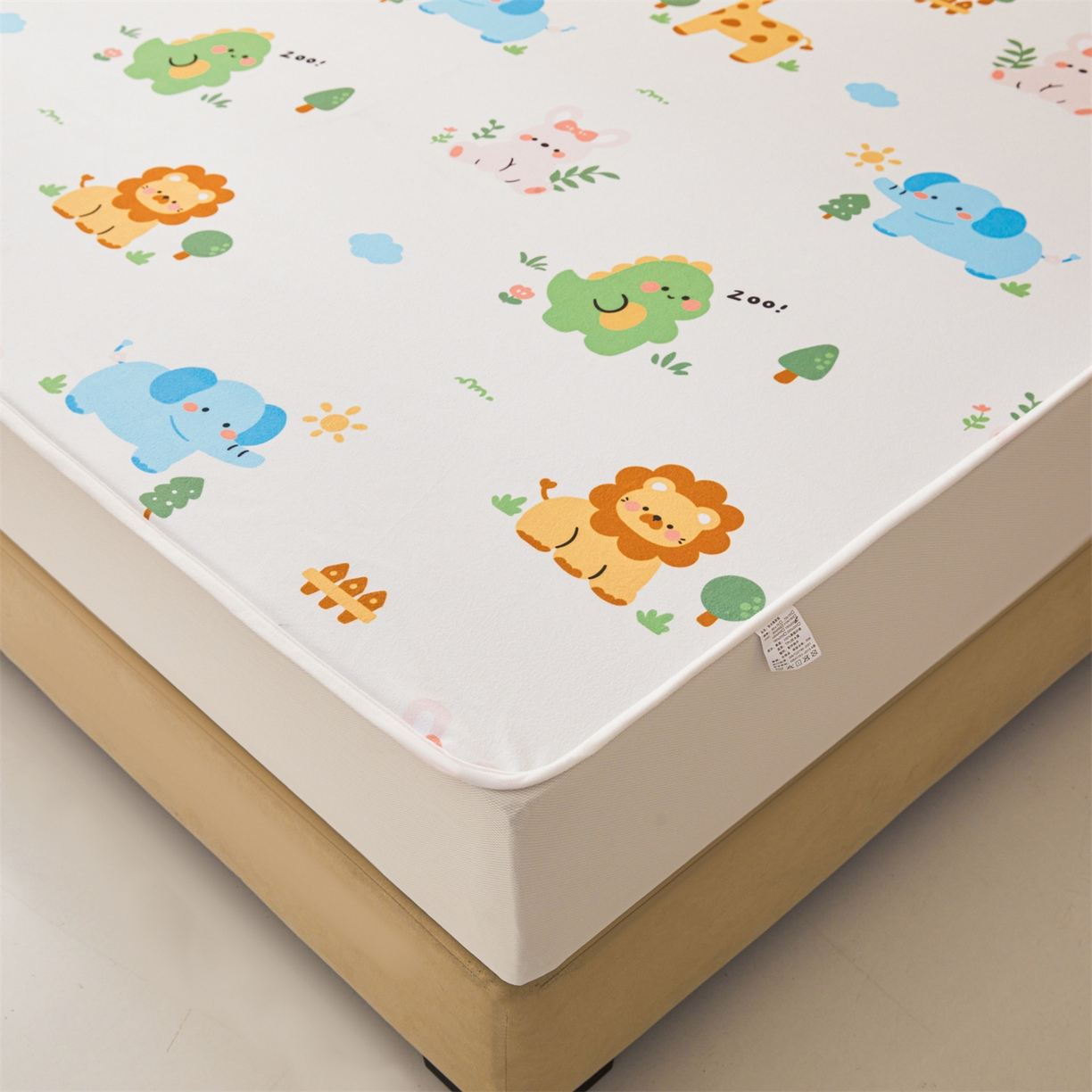 91家纺网 家纺一手货源 找家纺 女子家纺 2026春夏新款TPU防水隔尿床护垫床笠款印花小清新卡通儿童床垫保护套 防水床笠-狮子辛巴