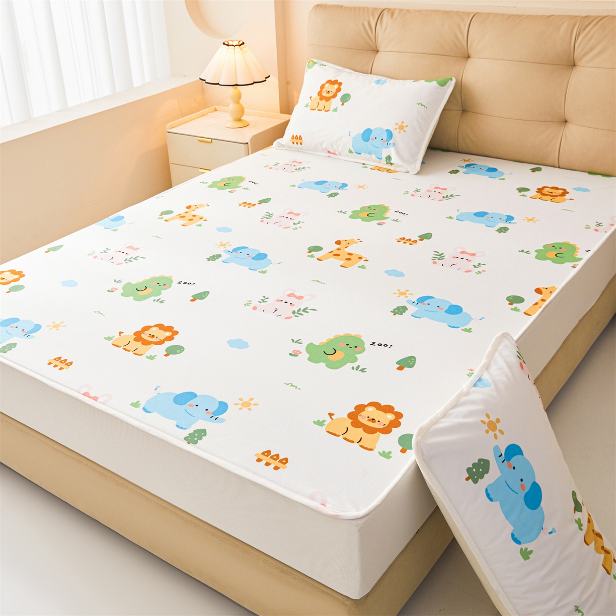 91家纺网 家纺一手货源 找家纺 女子家纺 2026春夏新款TPU防水隔尿床护垫床笠款印花小清新卡通儿童床垫保护套 防水床笠-狮子辛巴