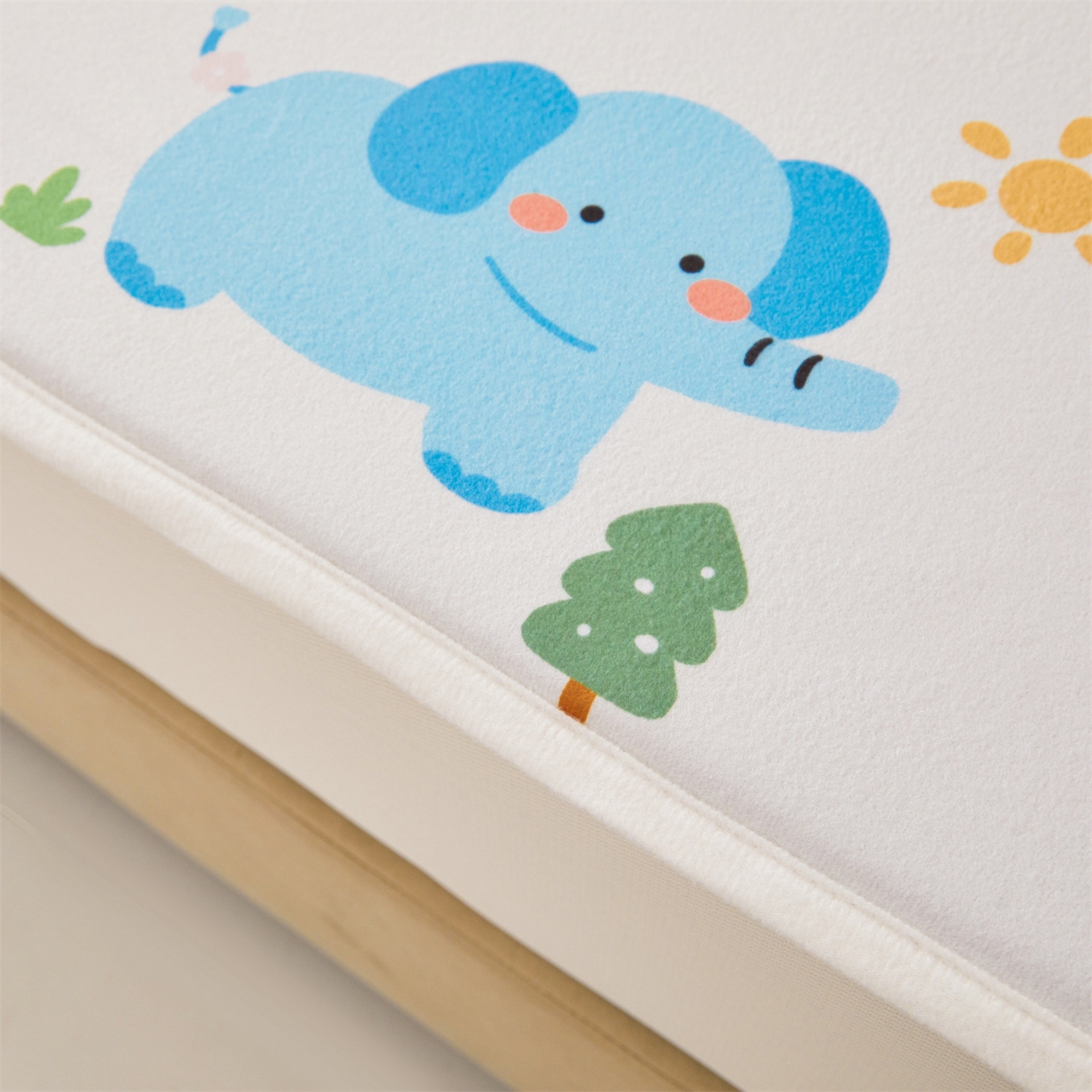 91家纺网 家纺一手货源 找家纺 女子家纺 2026春夏新款TPU防水隔尿床护垫床笠款印花小清新卡通儿童床垫保护套 防水床笠-狮子辛巴