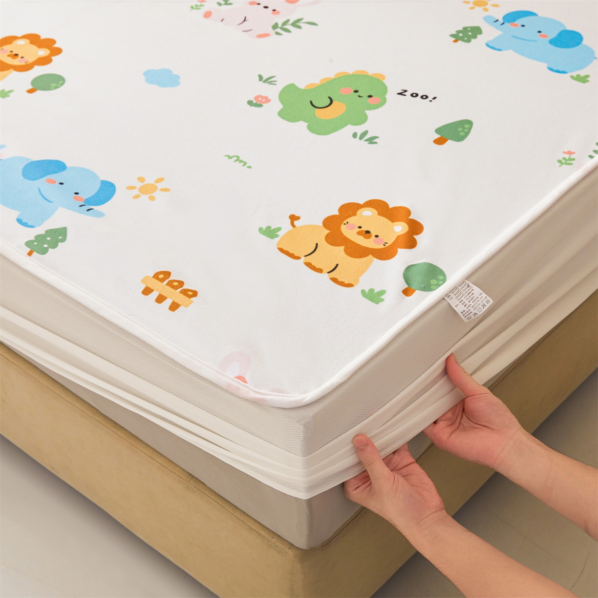 91家纺网 家纺一手货源 找家纺 女子家纺 2026春夏新款TPU防水隔尿床护垫床笠款印花小清新卡通儿童床垫保护套 防水床笠-狮子辛巴