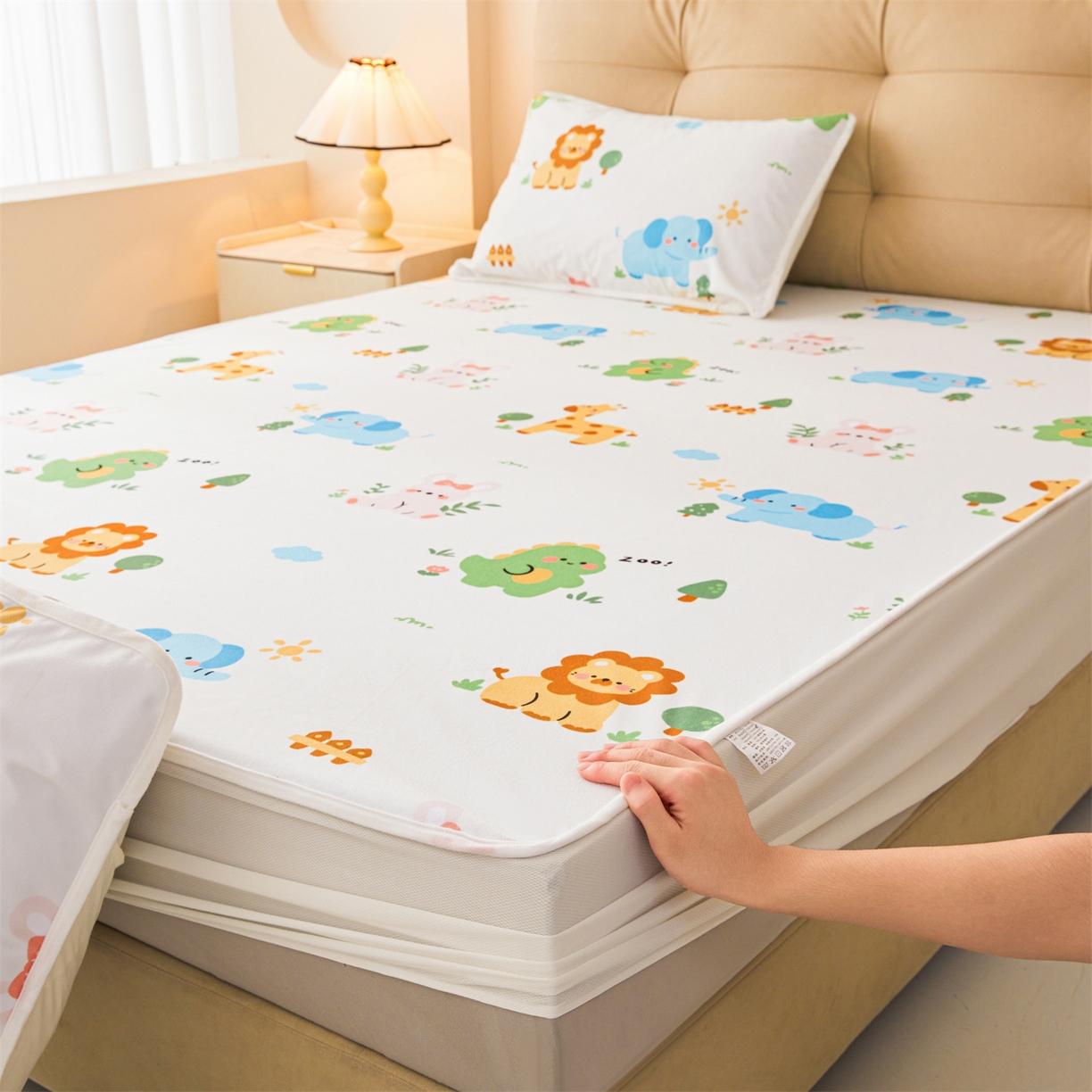 91家纺网 家纺一手货源 找家纺 女子家纺 2026春夏新款TPU防水隔尿床护垫床笠款印花小清新卡通儿童床垫保护套 防水床笠-狮子辛巴