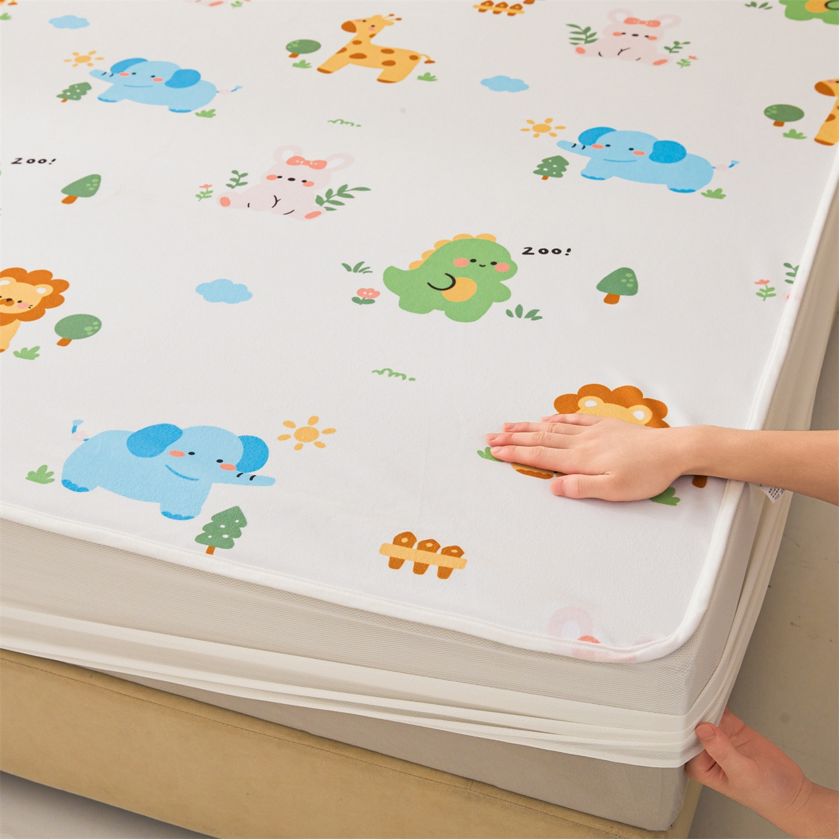 91家纺网 家纺一手货源 找家纺 女子家纺 2026春夏新款TPU防水隔尿床护垫床笠款印花小清新卡通儿童床垫保护套 防水床笠-狮子辛巴