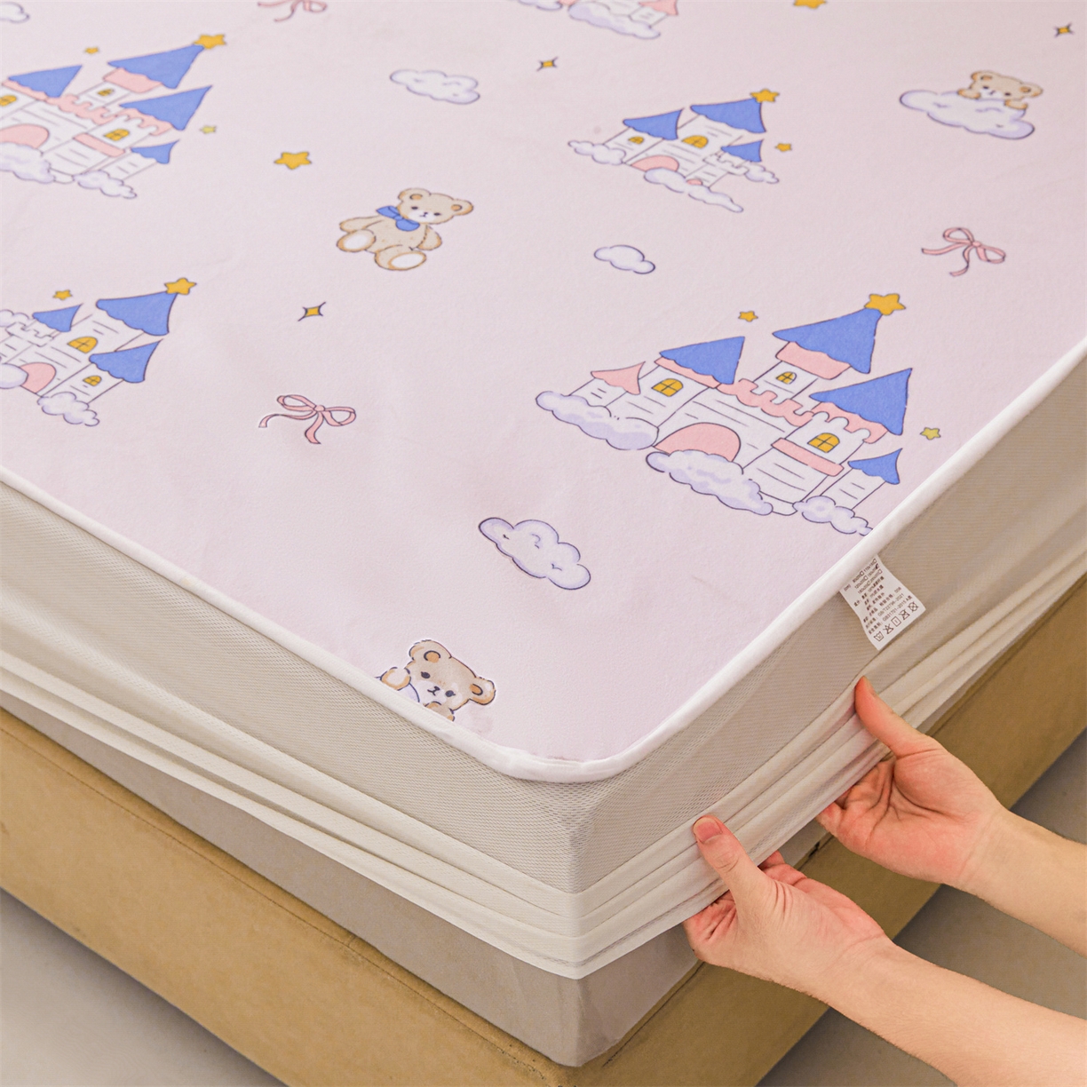 91家纺网 家纺一手货源 找家纺 女子家纺 2026春夏新款TPU防水隔尿床护垫床笠款印花小清新卡通儿童床垫保护套 防水床笠-天使城堡