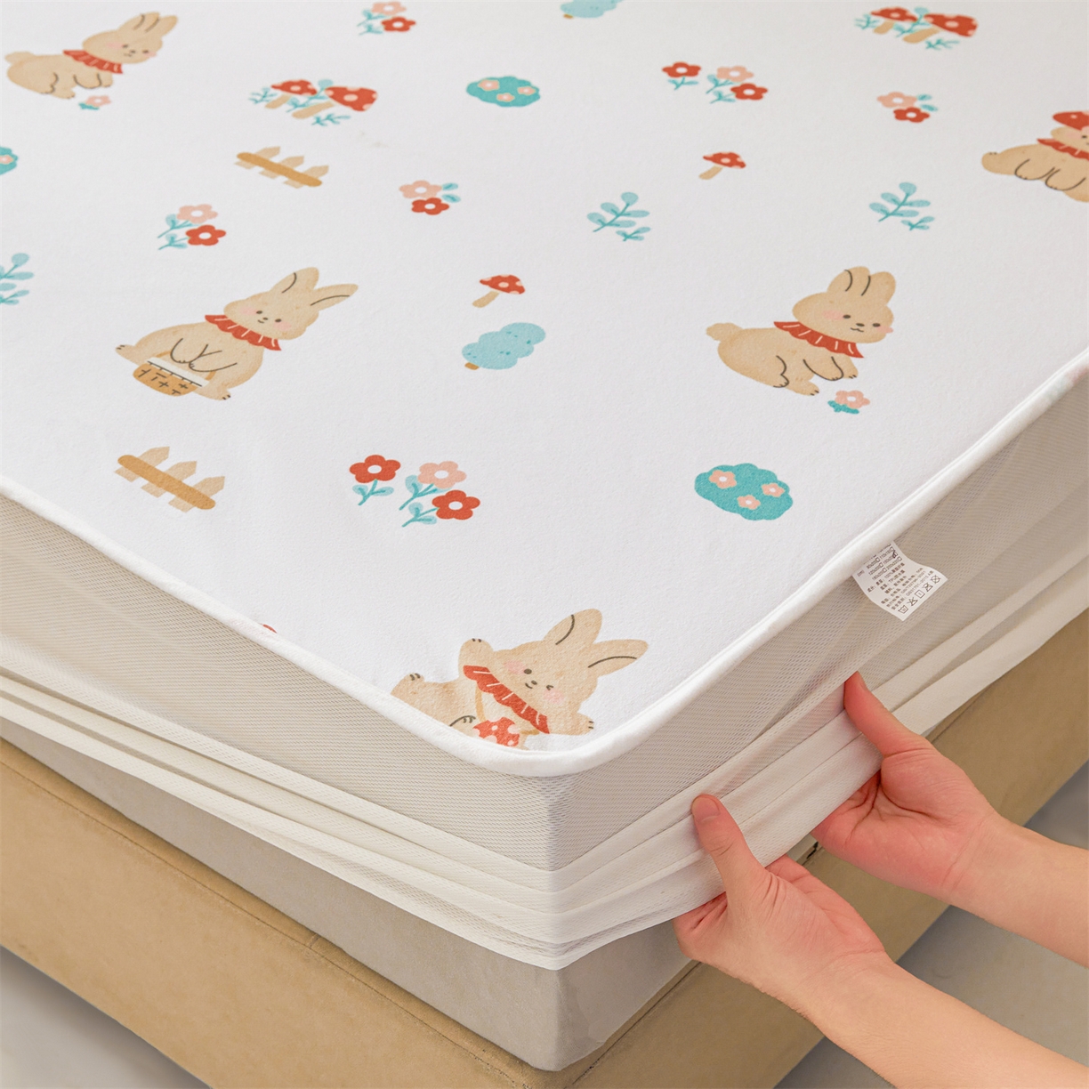 91家纺网 家纺一手货源 找家纺 女子家纺 2026春夏新款TPU防水隔尿床护垫床笠款印花小清新卡通儿童床垫保护套 防水床笠-甜梦小兔