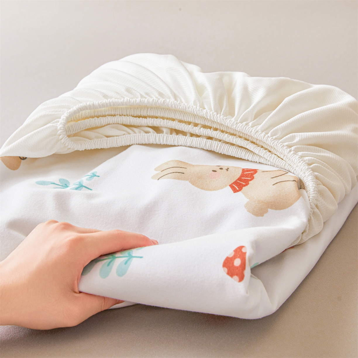 91家纺网 家纺一手货源 找家纺 女子家纺 2026春夏新款TPU防水隔尿床护垫床笠款印花小清新卡通儿童床垫保护套 防水床笠-甜梦小兔