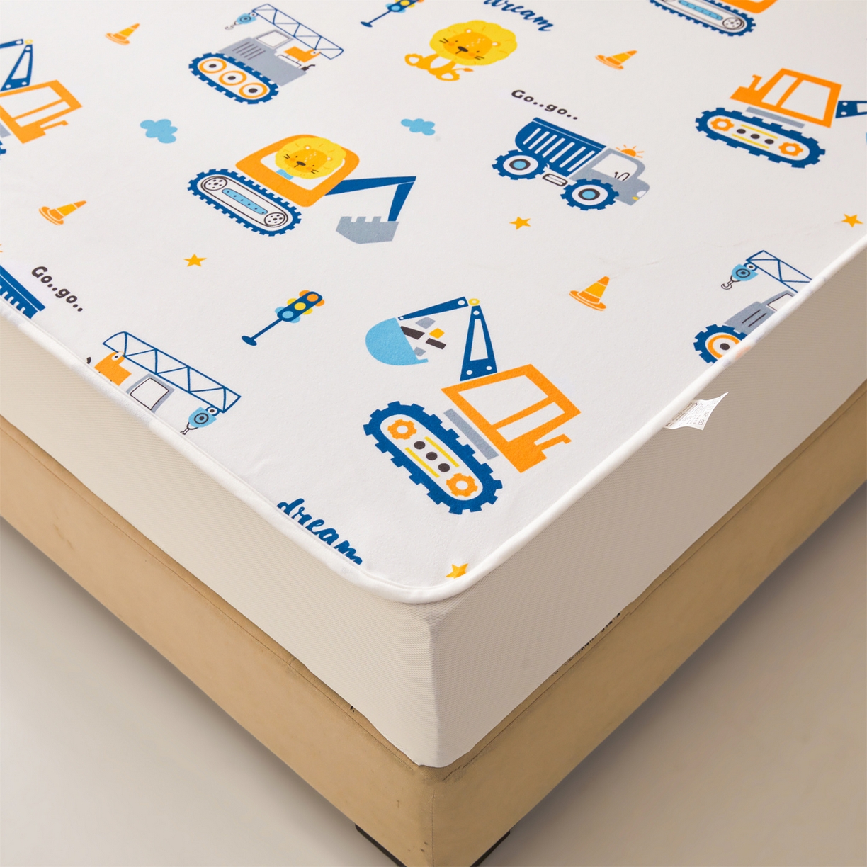 91家纺网 家纺一手货源 找家纺 女子家纺 2026春夏新款TPU防水隔尿床护垫床笠款印花小清新卡通儿童床垫保护套 防水床笠-挖掘机