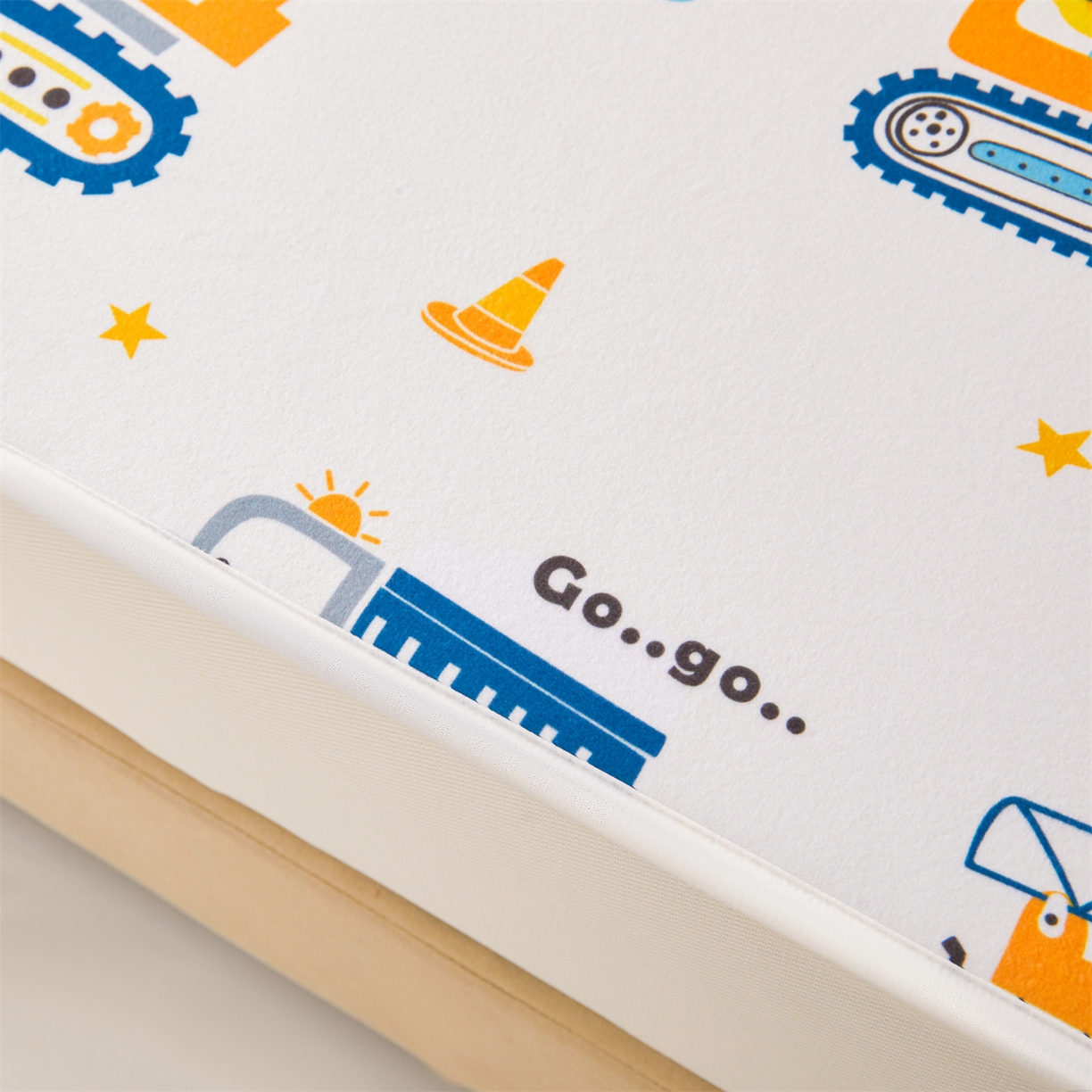 91家纺网 家纺一手货源 找家纺 女子家纺 2026春夏新款TPU防水隔尿床护垫床笠款印花小清新卡通儿童床垫保护套 防水床笠-挖掘机