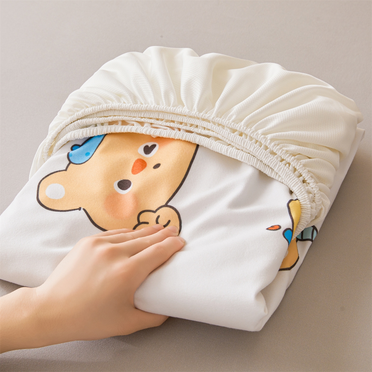 91家纺网 家纺一手货源 找家纺 女子家纺 2026春夏新款TPU防水隔尿床护垫床笠款印花小清新卡通儿童床垫保护套 防水床笠-微笑先生