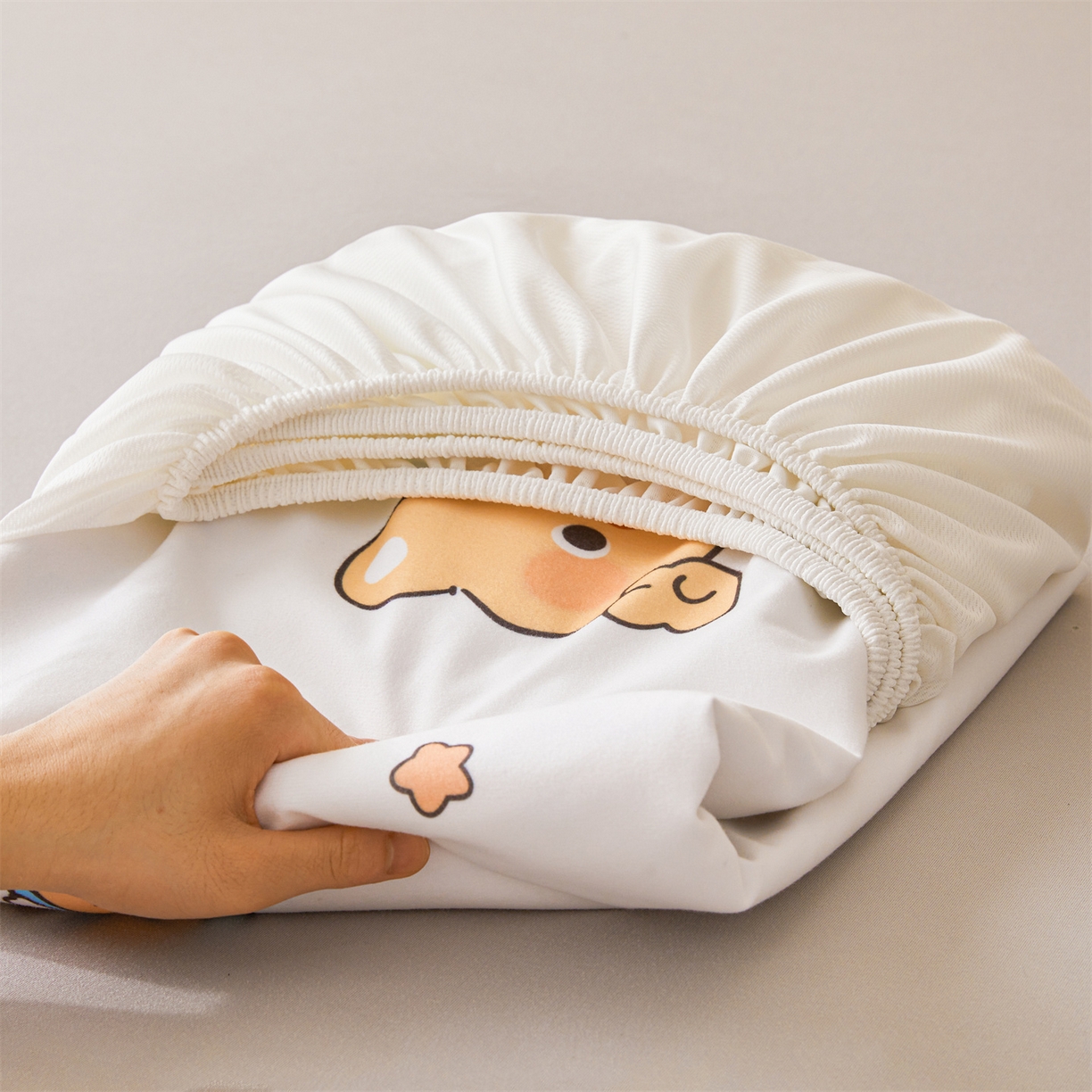 91家纺网 家纺一手货源 找家纺 女子家纺 2026春夏新款TPU防水隔尿床护垫床笠款印花小清新卡通儿童床垫保护套 防水床笠-微笑先生