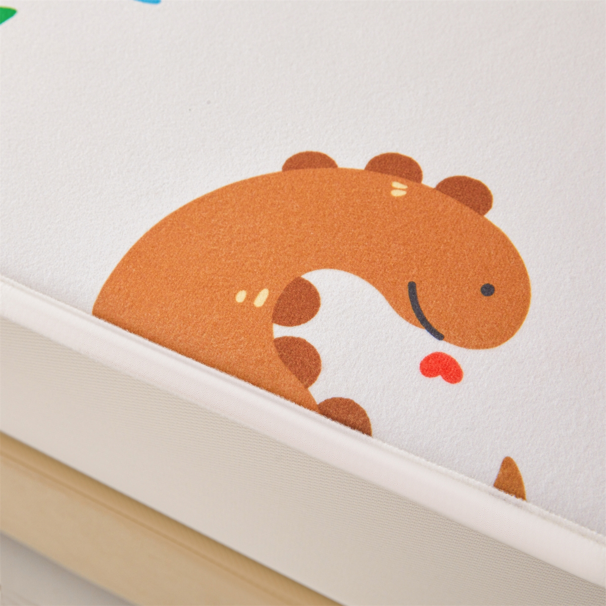 91家纺网 家纺一手货源 找家纺 女子家纺 2026春夏新款TPU防水隔尿床护垫床笠款印花小清新卡通儿童床垫保护套 防水床笠-小恐龙