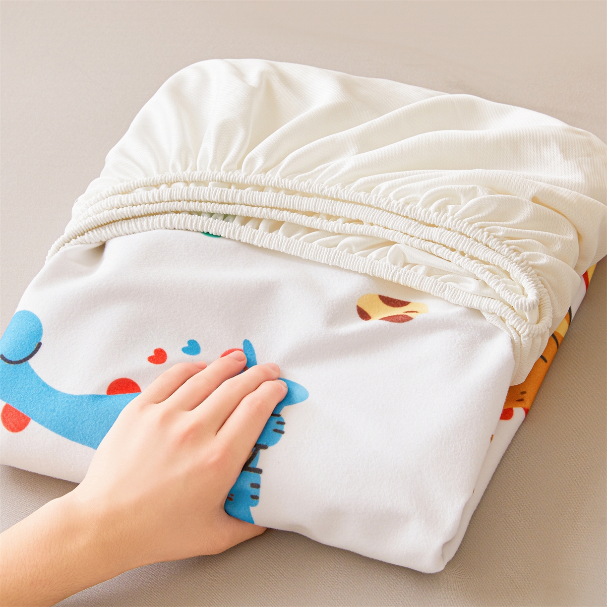 91家纺网 家纺一手货源 找家纺 女子家纺 2026春夏新款TPU防水隔尿床护垫床笠款印花小清新卡通儿童床垫保护套 防水床笠-小恐龙