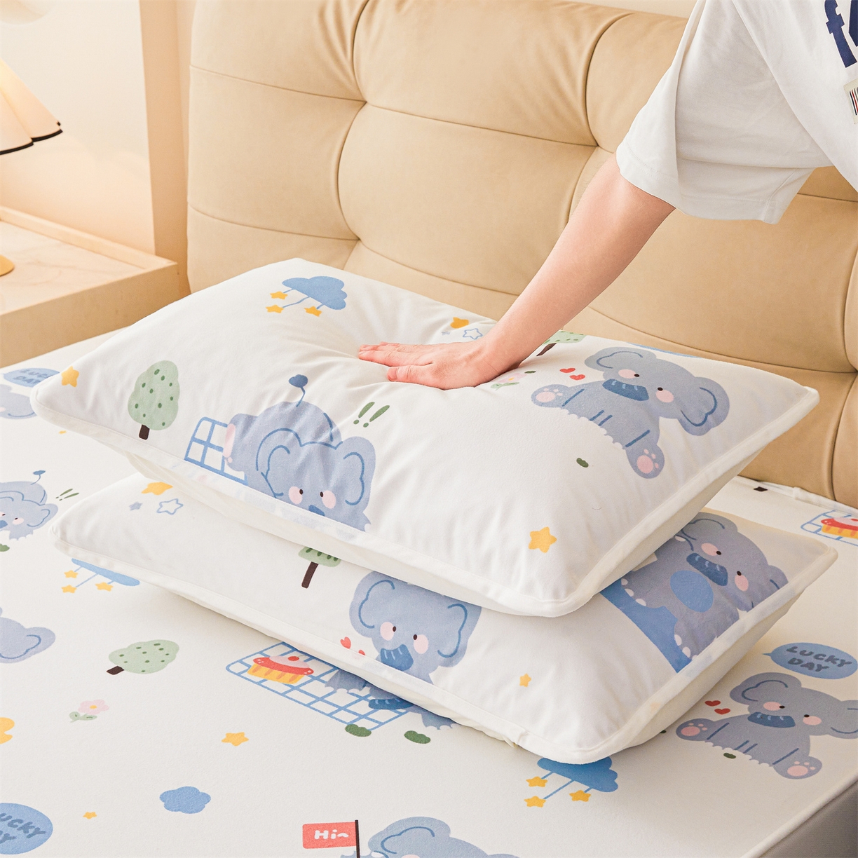 91家纺网 家纺一手货源 找家纺 女子家纺 2026春夏新款TPU防水隔尿床护垫床笠款印花小清新卡通儿童床垫保护套 防水床笠-小象嘟嘟