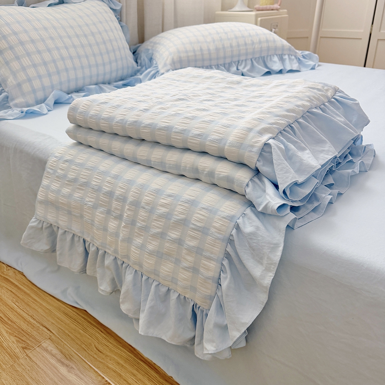 91家纺网 家纺一手货源 找家纺 （总）乐卧家居 2026新款韩系千禧梦核多巴胺美学少女感格纹褶皱款荷叶边夏被空调被