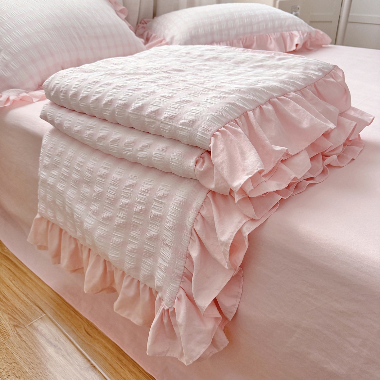 91家纺网 家纺一手货源 找家纺 乐卧家居 2026新款韩系千禧梦核多巴胺美学少女感格纹褶皱款荷叶边夏被空调被 千禧-芍药粉