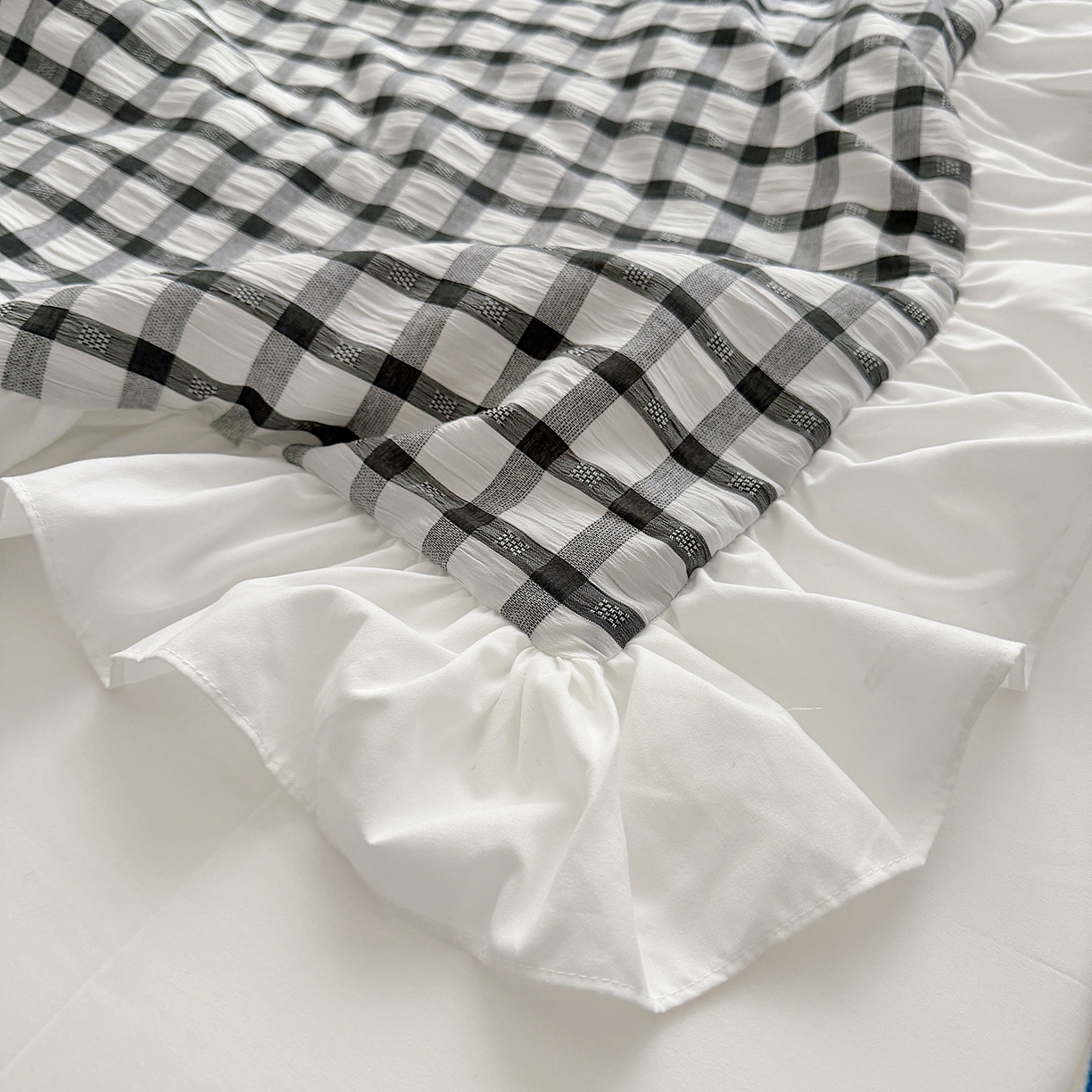 91家纺网 家纺一手货源 找家纺 乐卧家居 2026新款韩系千禧梦核多巴胺美学少女感格纹褶皱款荷叶边夏被空调被 千禧-经典黑