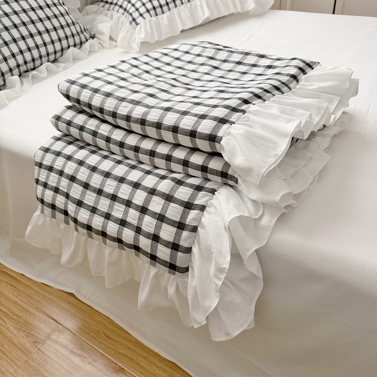 91家纺网 家纺一手货源 找家纺 乐卧家居 2026新款韩系千禧梦核多巴胺美学少女感格纹褶皱款荷叶边夏被空调被 千禧-经典黑