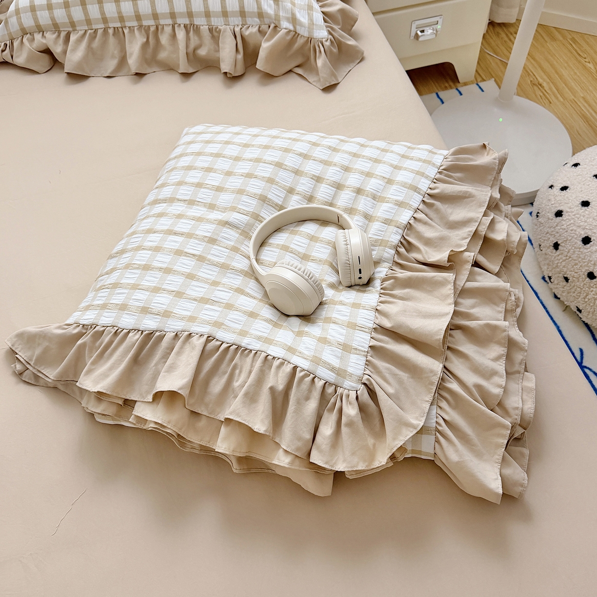 91家纺网 家纺一手货源 找家纺 乐卧家居 2026新款韩系千禧梦核多巴胺美学少女感格纹褶皱款荷叶边夏被空调被 千禧-摩卡咖