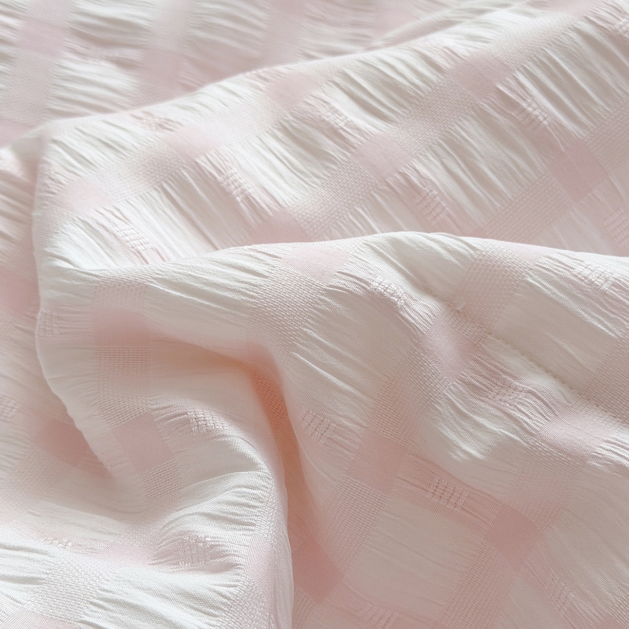 91家纺网 家纺一手货源 找家纺 乐卧家居 2026新款韩系千禧梦核多巴胺美学少女感格纹褶皱款荷叶边夏被空调被 千禧-芍药粉