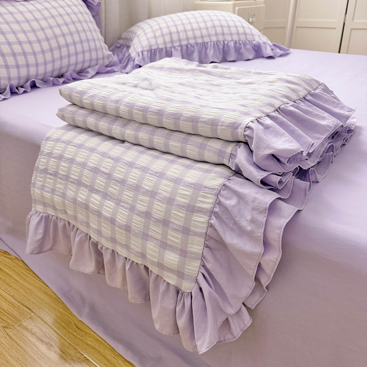 91家纺网 家纺一手货源 找家纺 乐卧家居 2026新款韩系千禧梦核多巴胺美学少女感格纹褶皱款荷叶边夏被空调被 千禧-芋泥紫