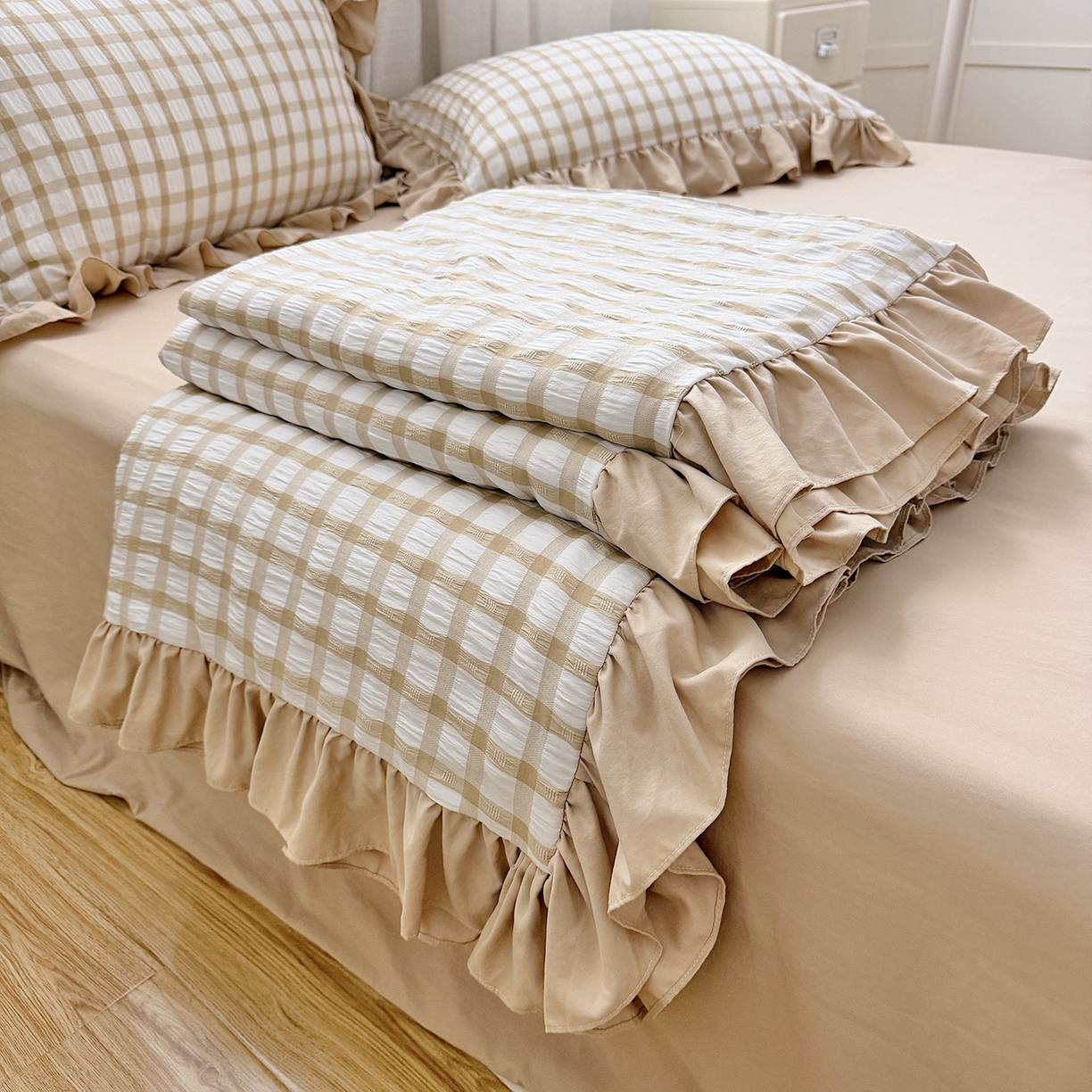 91家纺网 家纺一手货源 找家纺 乐卧家居 2026新款韩系千禧梦核多巴胺美学少女感格纹褶皱款荷叶边夏被空调被 千禧-摩卡咖