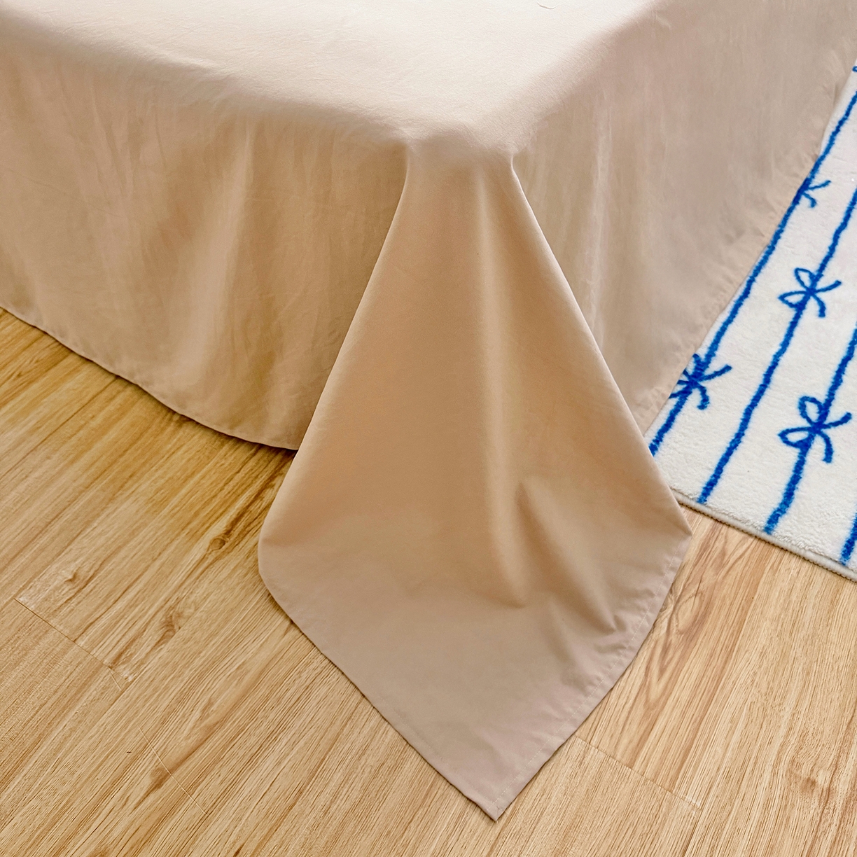 91家纺网 家纺一手货源 找家纺 乐卧家居 2026新款韩系千禧梦核多巴胺美学少女感格纹褶皱款荷叶边夏被空调被 千禧-摩卡咖