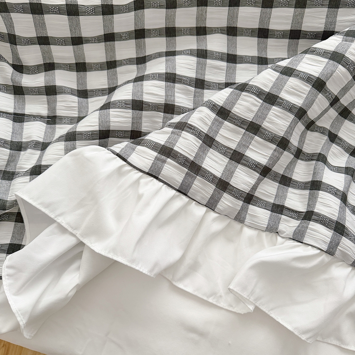 91家纺网 家纺一手货源 找家纺 乐卧家居 2026新款韩系千禧梦核多巴胺美学少女感格纹褶皱款荷叶边夏被空调被 千禧-经典黑