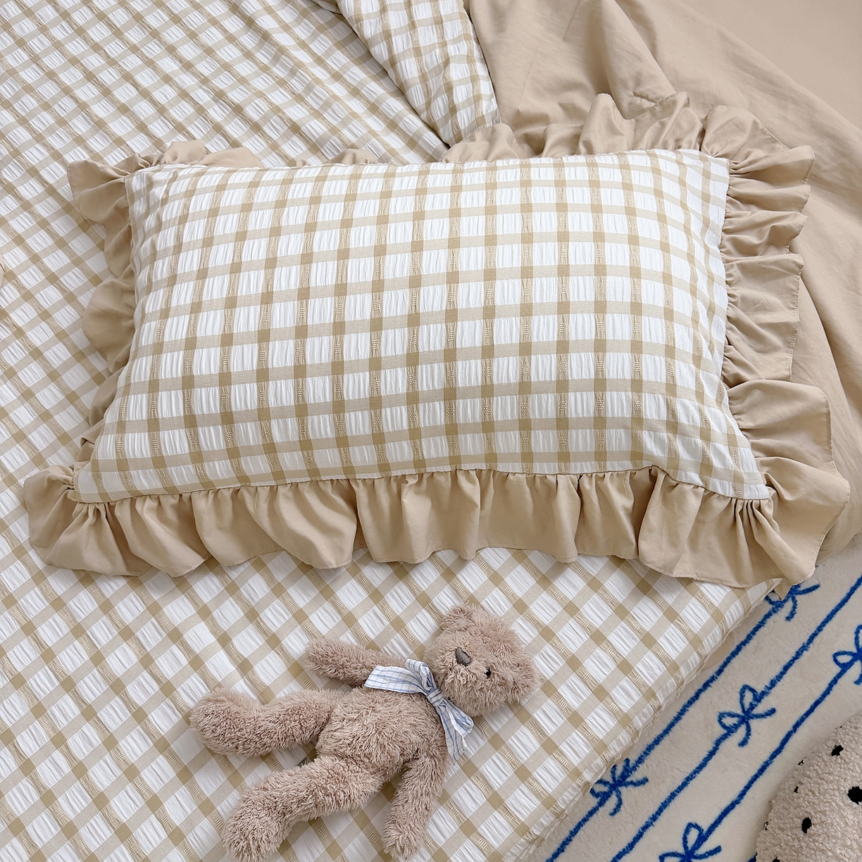 91家纺网 家纺一手货源 找家纺 乐卧家居 2026新款韩系千禧梦核多巴胺美学少女感格纹褶皱款荷叶边夏被空调被 千禧-摩卡咖