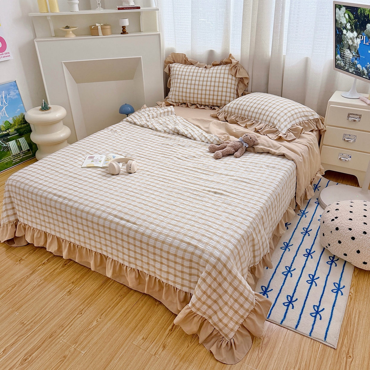 91家纺网 家纺一手货源 找家纺 乐卧家居 2026新款韩系千禧梦核多巴胺美学少女感格纹褶皱款荷叶边夏被空调被 千禧-摩卡咖