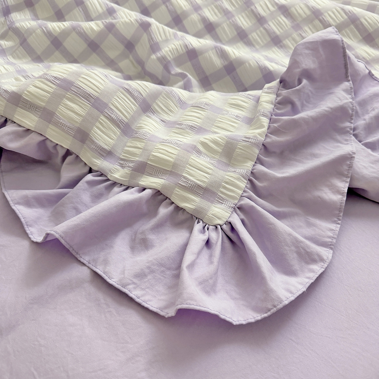 91家纺网 家纺一手货源 找家纺 乐卧家居 2026新款韩系千禧梦核多巴胺美学少女感格纹褶皱款荷叶边夏被空调被 千禧-芋泥紫